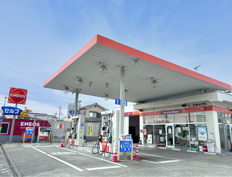 ガソリンスタンド営業中イメージ画像